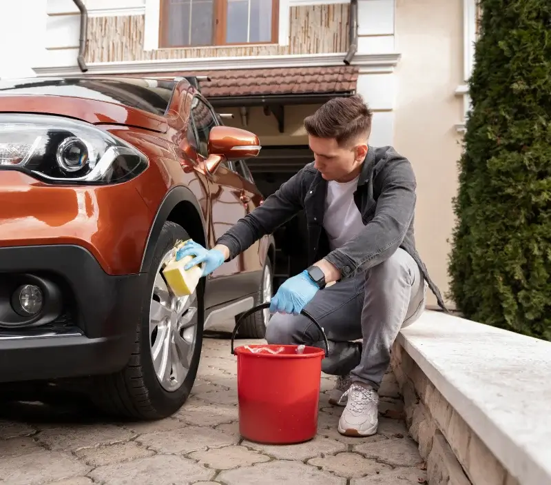 Lavage auto à domicile Ségos : professionnel intervenant sur un véhicule